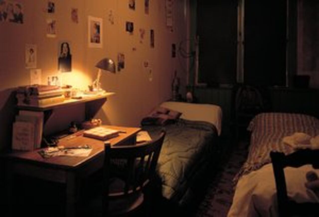 Reconstrucción (2020) de la habitación de Ana Frank, su escritorio donde escribió su famoso diario