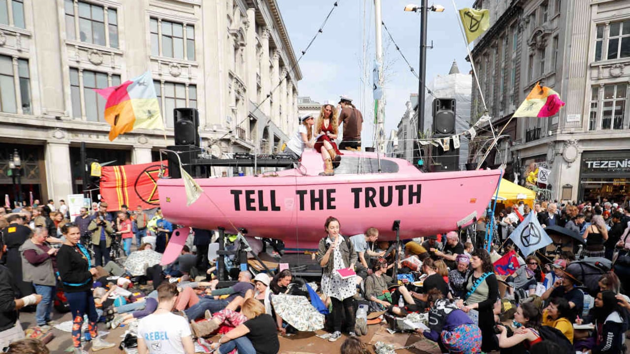El movimiento Extinction Rebellion, pide que se diga la verdad sobre el clima y los impactos ecológicos. Foto: AFP