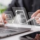 Idea de lugar de trabajo sin papel, firma electrónica, firma electrónica, gestión de documentos. Businessman firma un documento electrónico en un documento digital en una pantalla de cuaderno virtual usando un lápiz óptico.