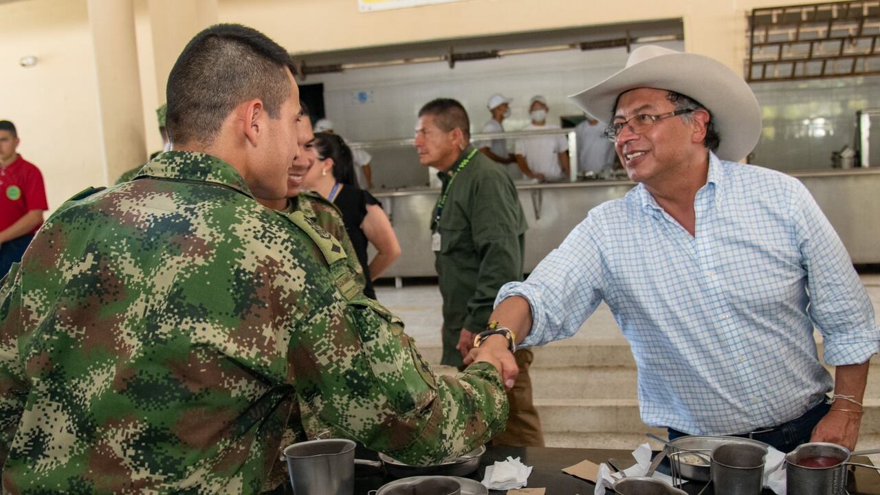 Presidente Gustavo Petro almuerzo con soldados en Apiay