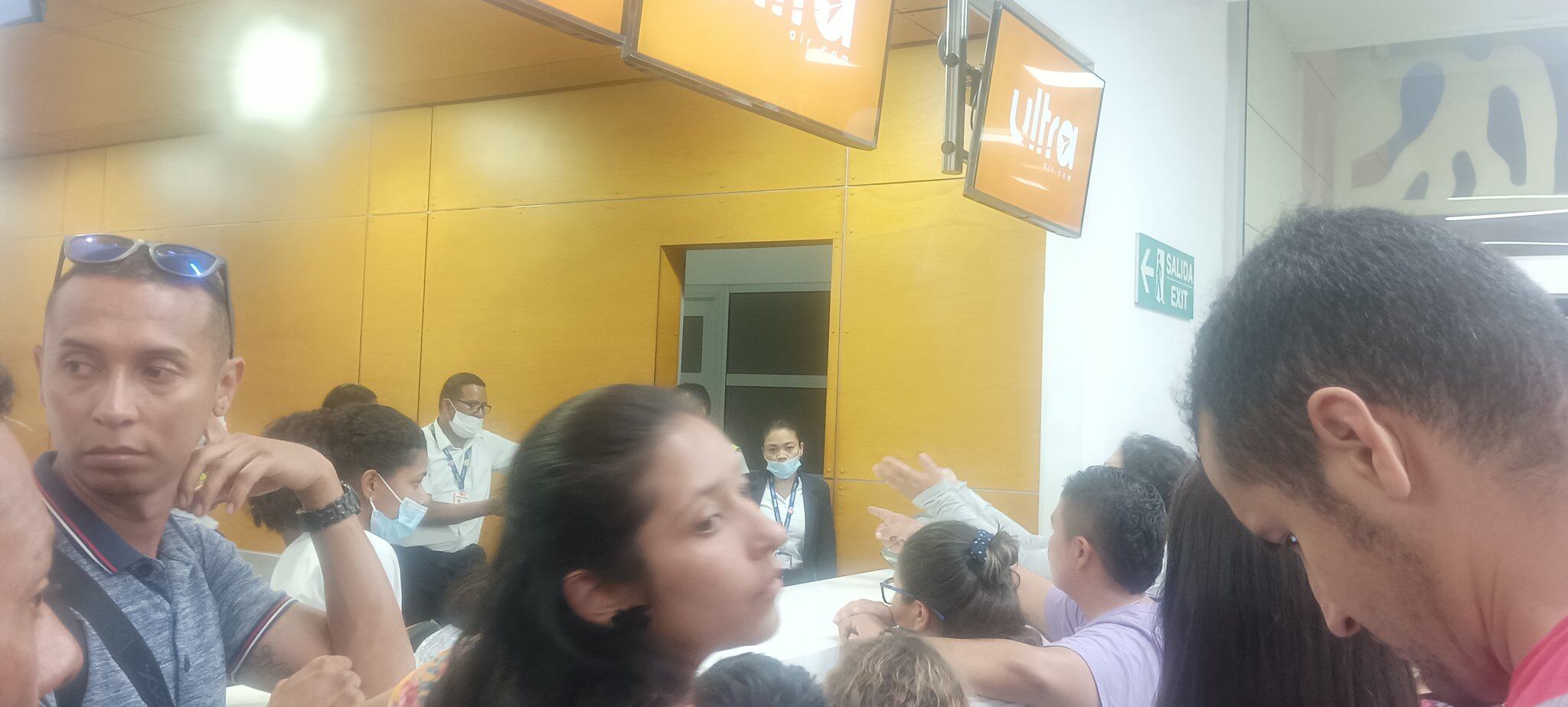 A manera de protesta los viajeros obstaculizaron las el ingreso a pasajeros de otros vuelos.