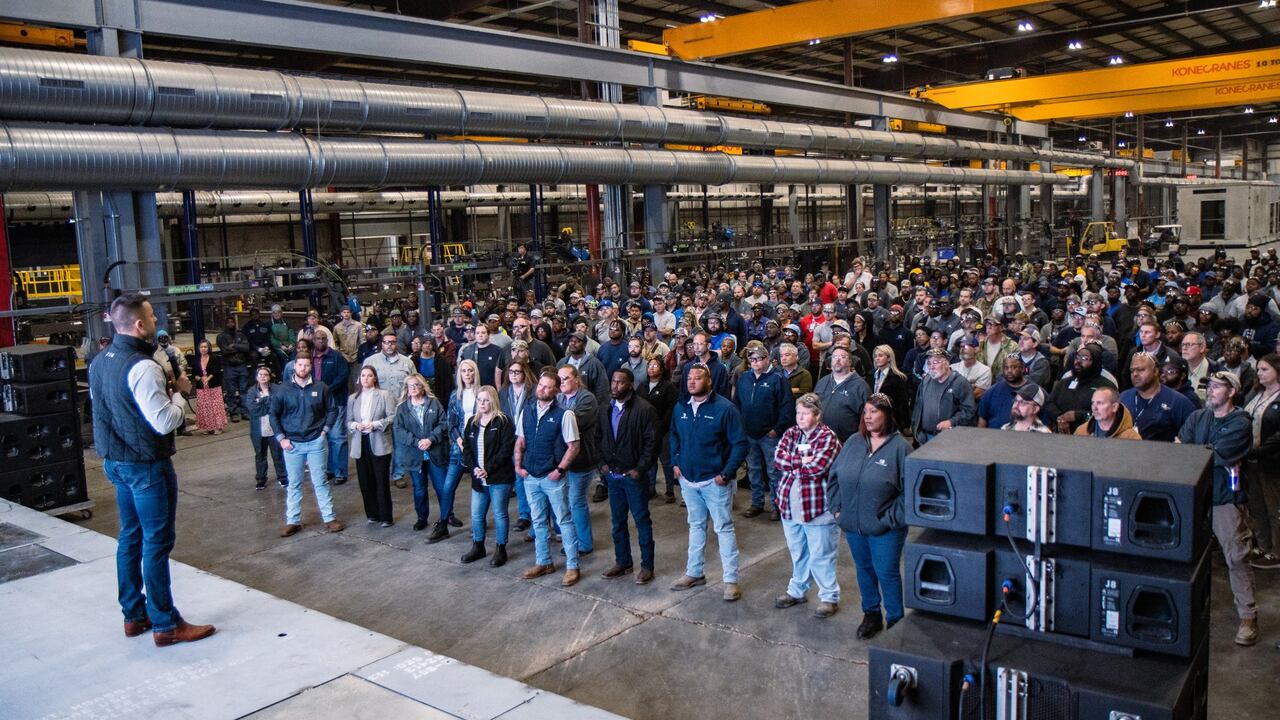 Los trabajadores de la fábrica frente a su jefe en Estados Unidos