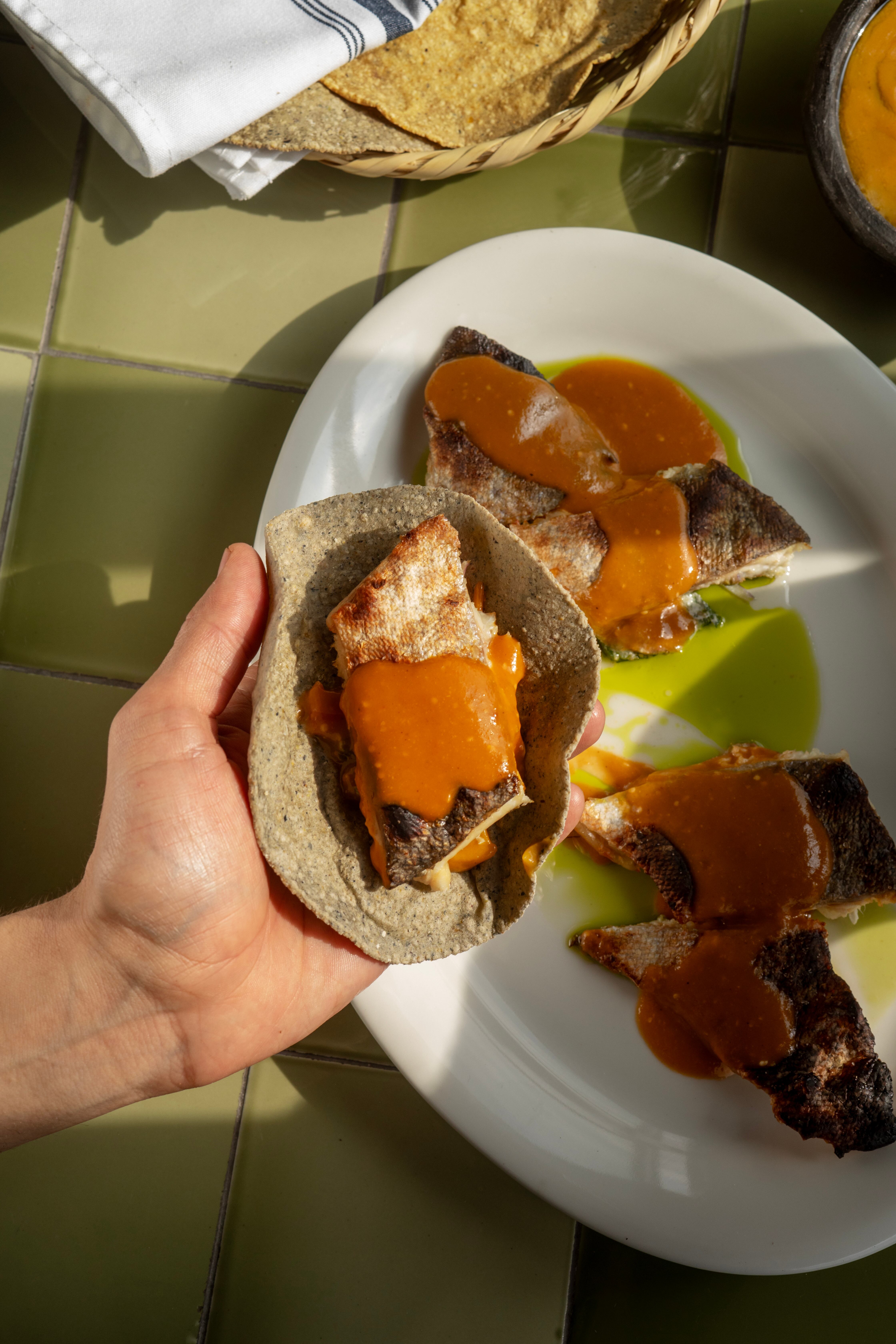 Santiago Moctezuma es el chef mexicano detrás de Tacaloa el nuevo restaurante que aterrizó en el barrio Siete de Agosto en Bogotá.