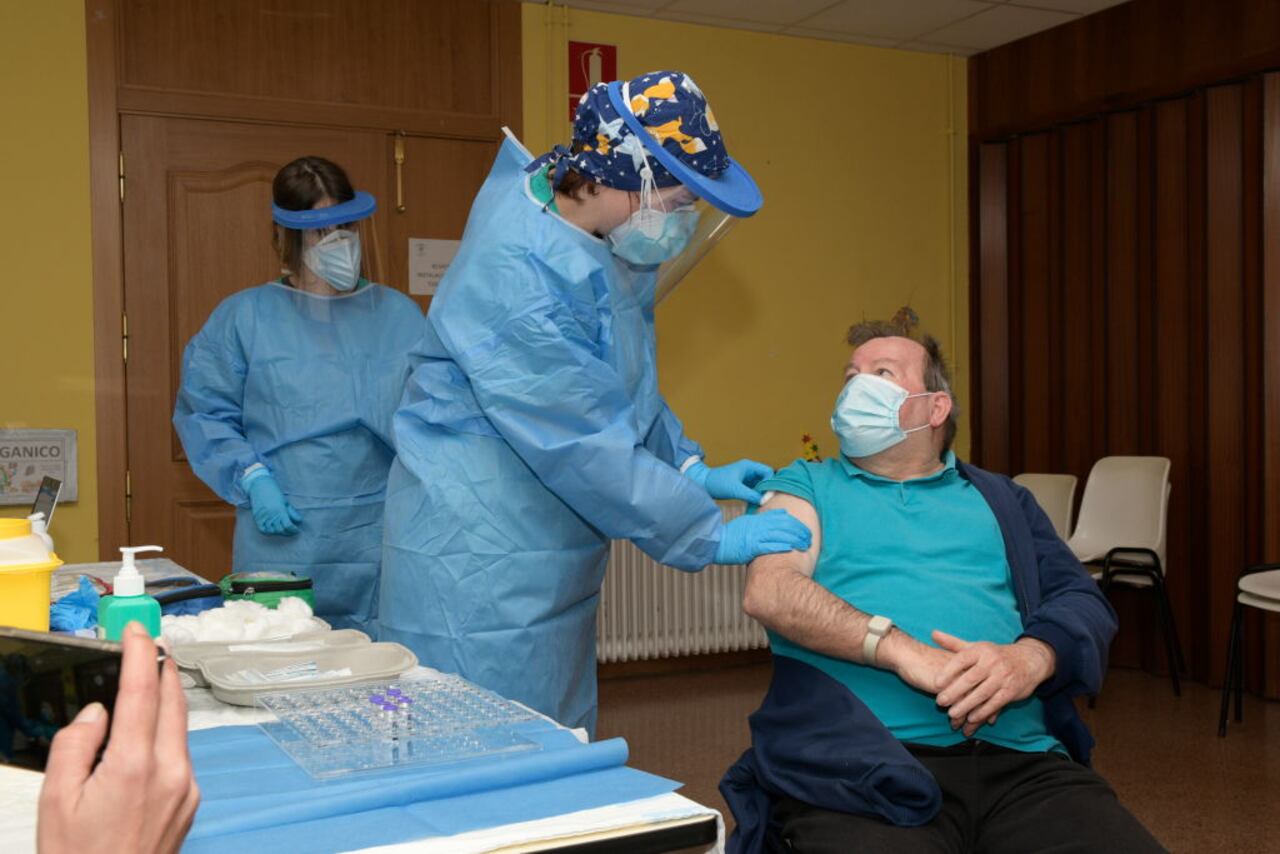 El gobierno peruano anunció el 6 de enero que llegó a acuerdos de compra con la farmacéutica china Sinopharm para adquirir 38 millones de dosis de su vacuna y con la británica AstraZeneca por otros 14 millones.