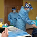 El gobierno peruano anunció el 6 de enero que llegó a acuerdos de compra con la farmacéutica china Sinopharm para adquirir 38 millones de dosis de su vacuna y con la británica AstraZeneca por otros 14 millones.