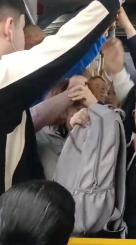 La pelea en Transmilenio se produjo porque una usuaria no habría querido dejar subir a otra pasajera al articulado.