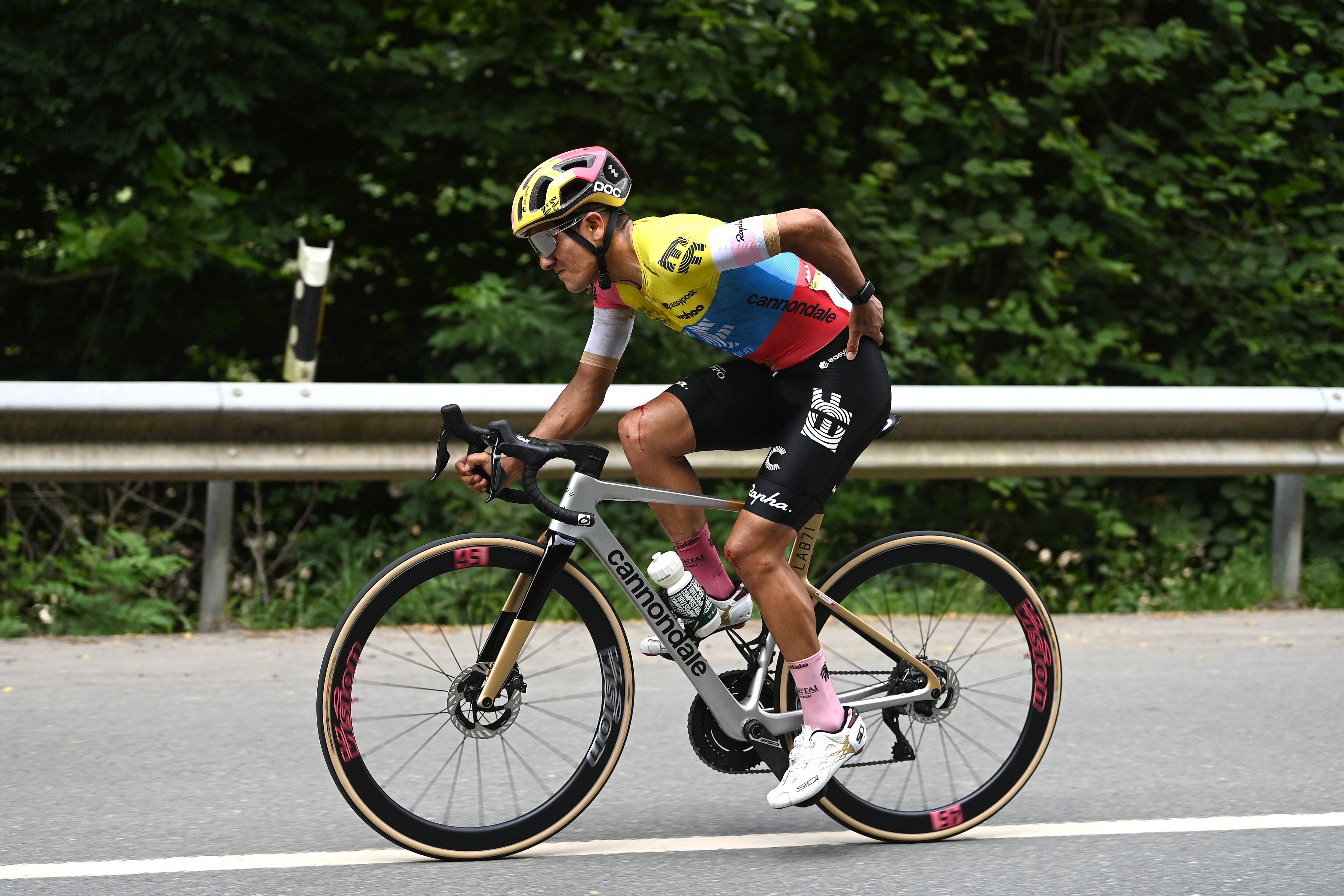 El ecuatoriano tuvo que abandonar la competencia después de una dura caída con Enric Mas.