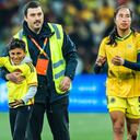 Mayra Ramírez y el gesto con niño en el partido con Jamaica.