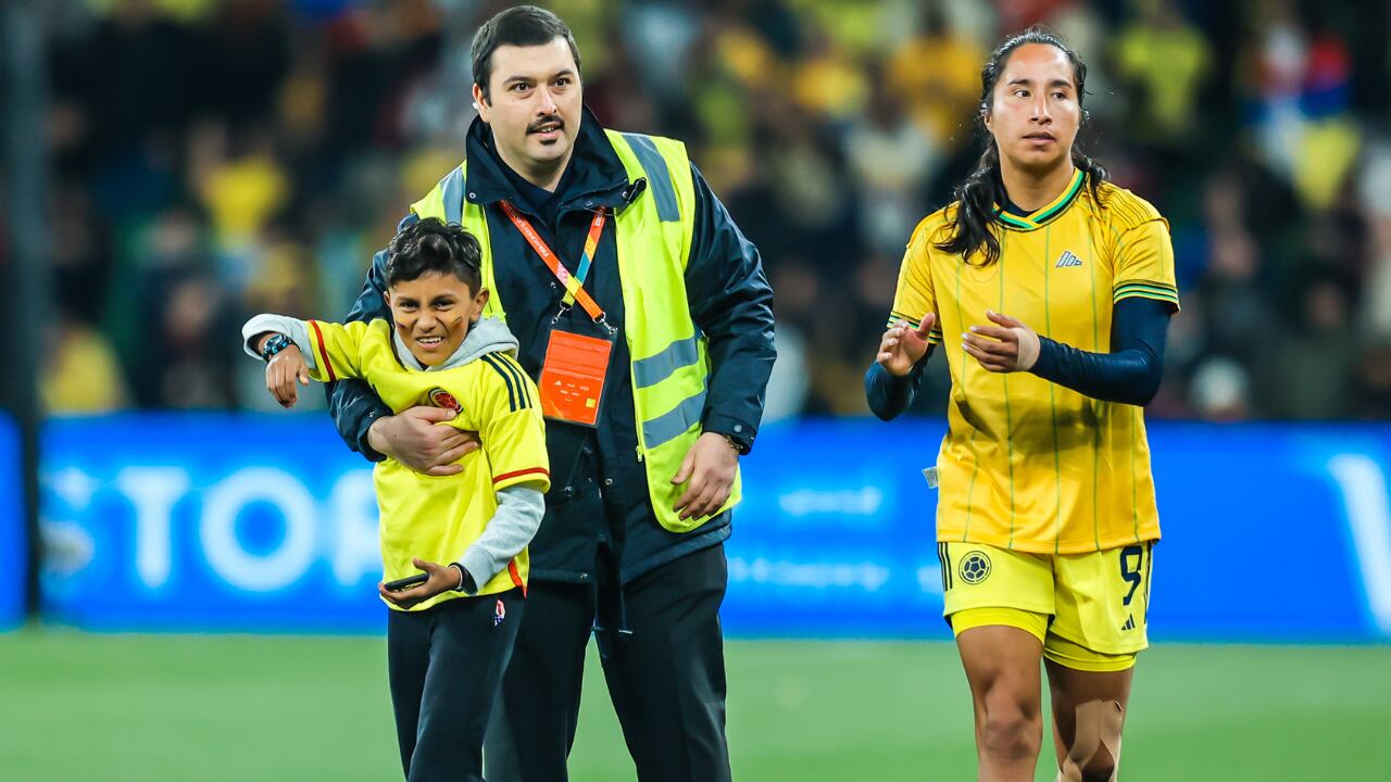 Mayra Ramírez y el gesto con niño en el partido con Jamaica.