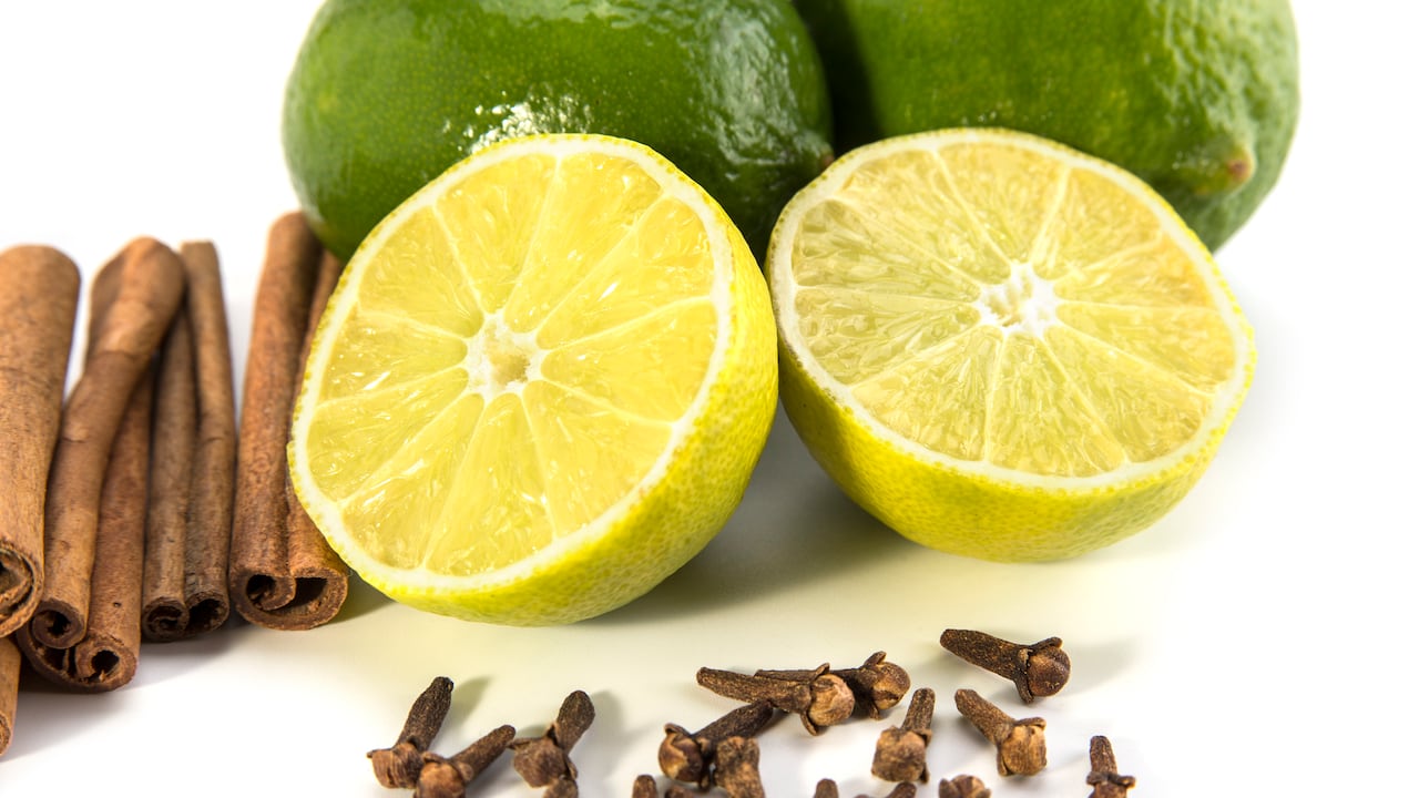 El clavo de olor y el limón son una buena opción para cuidar las plantas.