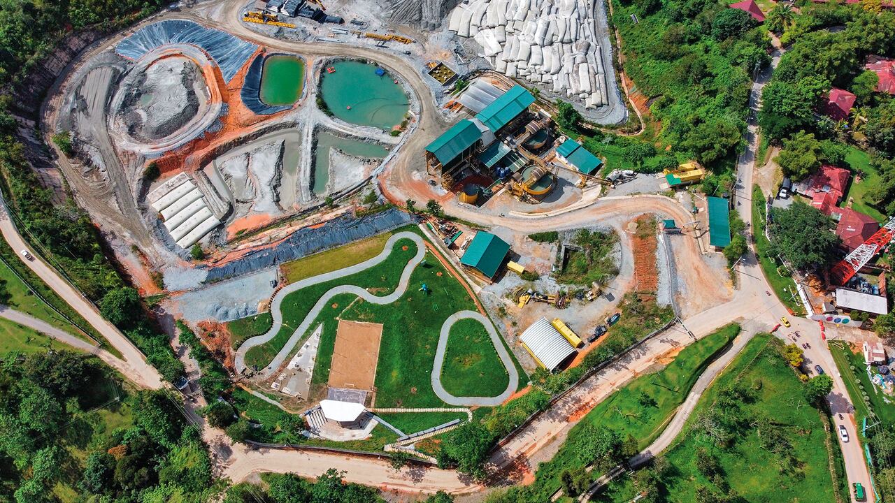 En la parte inferior central, se observa la etapa I del Plan Maestro Gimnasio La Salada, espacio recreativo y deportivo de 9.200 m2, que será entregado a la comunidad y forma parte de los procesos de cierre de relaves de la compañía.