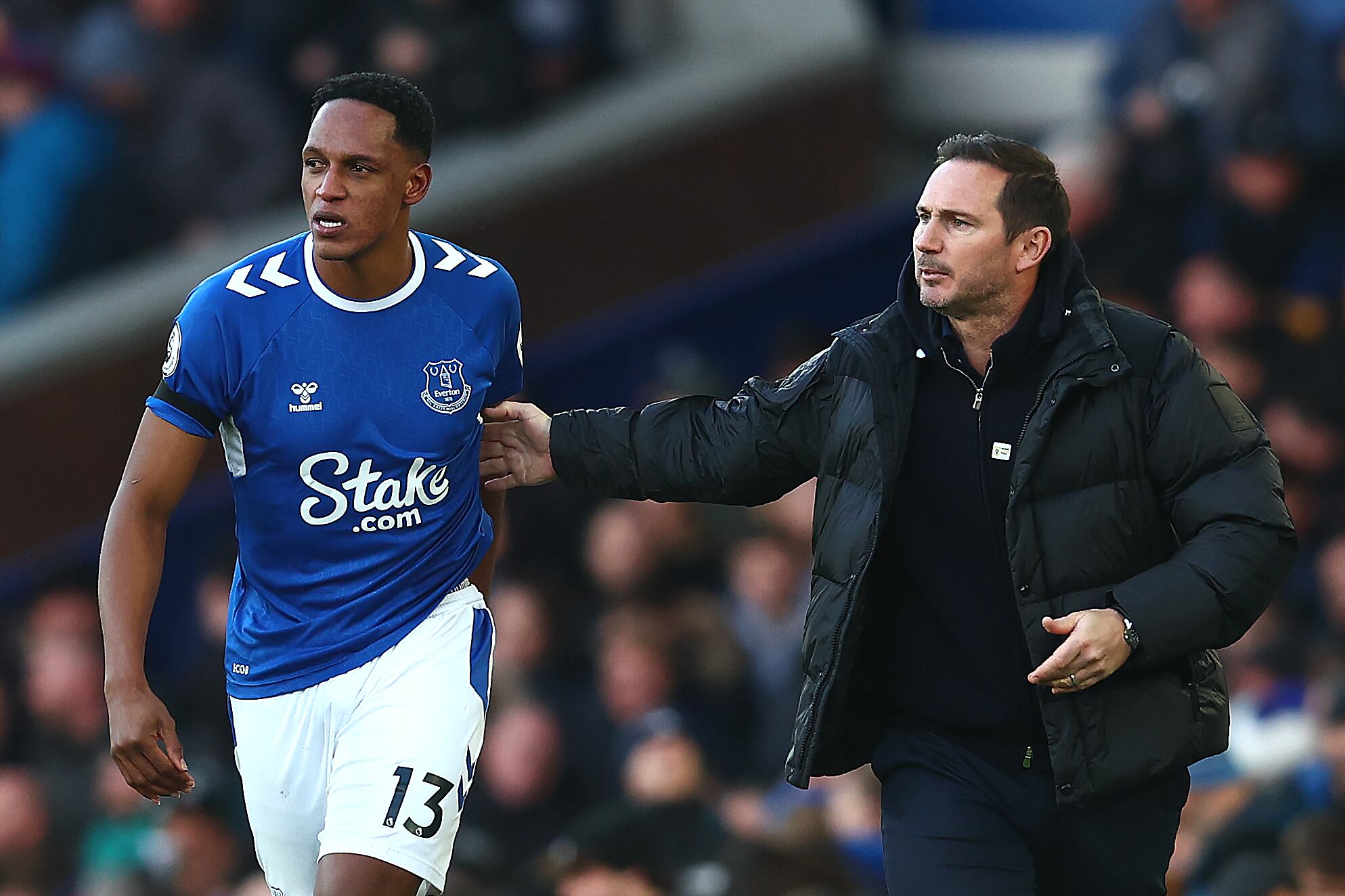 Yerry Mina con Frank Lampard en duelo de Everton con Wolves.
