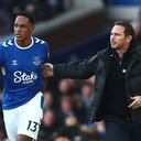 Yerry Mina con Frank Lampard en duelo de Everton con Wolves.