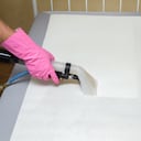 Se detallan los pasos necesarios para utilizar el vapor como método de desinfección para los colchones, sin necesidad de recurrir a productos químicos agresivos.