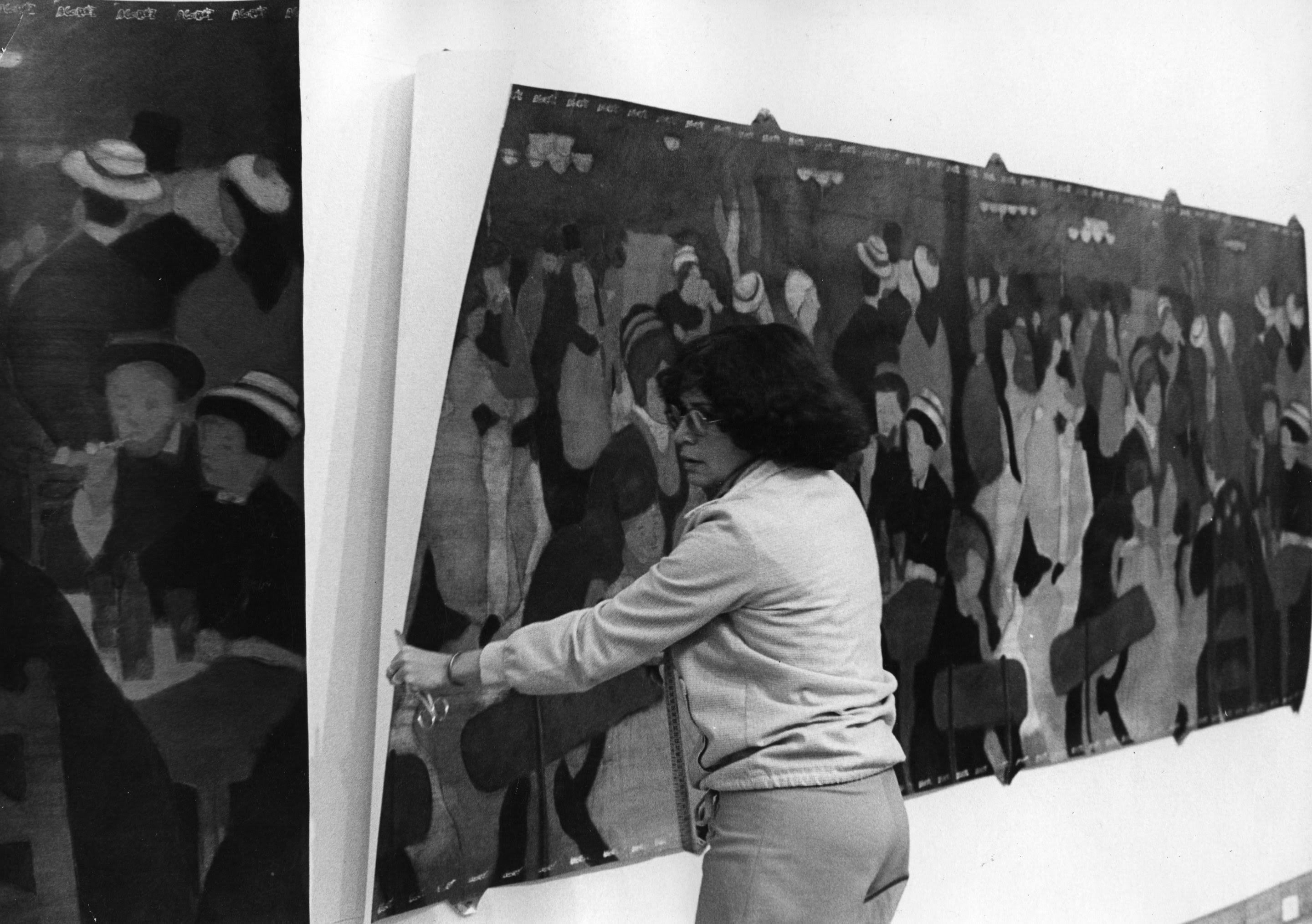 Beatriz González cortando Diez metros de Renoir (1977). Foto: