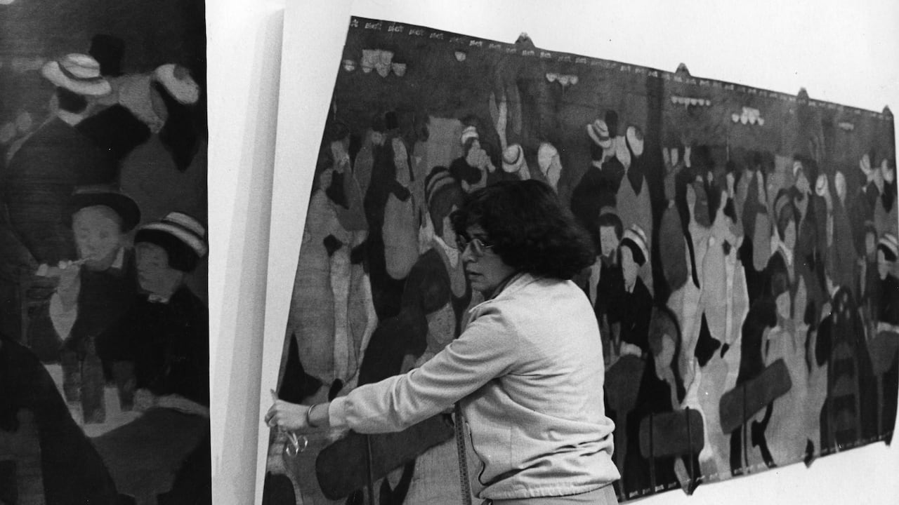 Beatriz González cortando Diez metros de Renoir (1977).