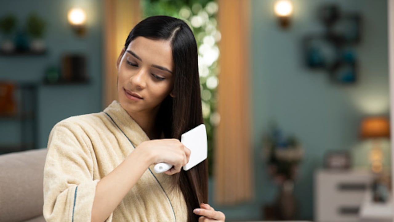 La caída de cabello en las personas puede darse a factores como la edad, el estrés, la mala alimentación o ciertas enfermedades.