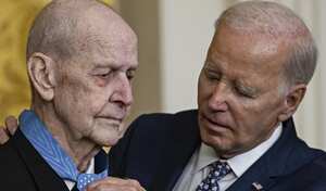 El presidente de Estados Unidos, Joe Biden, pone la medalla de honor al capitán Larry L. Taylor