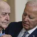 El presidente de Estados Unidos, Joe Biden, pone la medalla de honor al capitán Larry L. Taylor