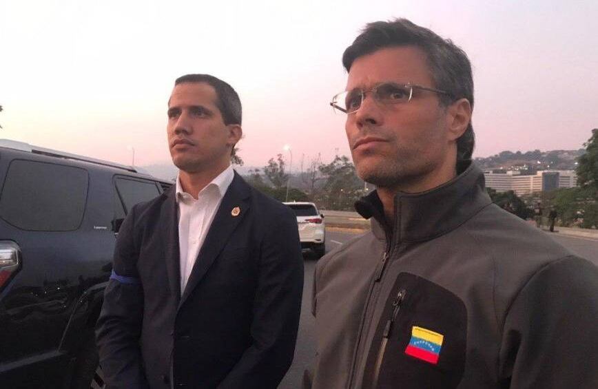 (30 de abril) El líder opositor Leopoldo López, que llevaba 14 meses de prisión domiciliaria, fue liberado en la madrugada de este martes por un grupo de militares que apoya a Juan Guaidó. Luego de esto se reunió con Juan Guaidó para grabar el video que daría inicio a lo que el presidente interino llama “operación libertad”. Ambos líderes, rodeados de una cúpula de militares convocaron al pueblo venezolano a las calles: “Hoy es primero de mayo, ya empezó la movilización”, dijo Guaidó. 