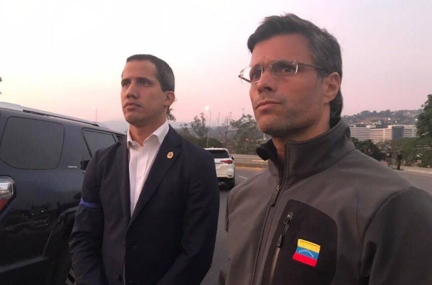 (30 de abril) El líder opositor Leopoldo López, que llevaba 14 meses de prisión domiciliaria, fue liberado en la madrugada de este martes por un grupo de militares que apoya a Juan Guaidó. Luego de esto se reunió con Juan Guaidó para grabar el video que daría inicio a lo que el presidente interino llama “operación libertad”. Ambos líderes, rodeados de una cúpula de militares convocaron al pueblo venezolano a las calles: “Hoy es primero de mayo, ya empezó la movilización”, dijo Guaidó. 