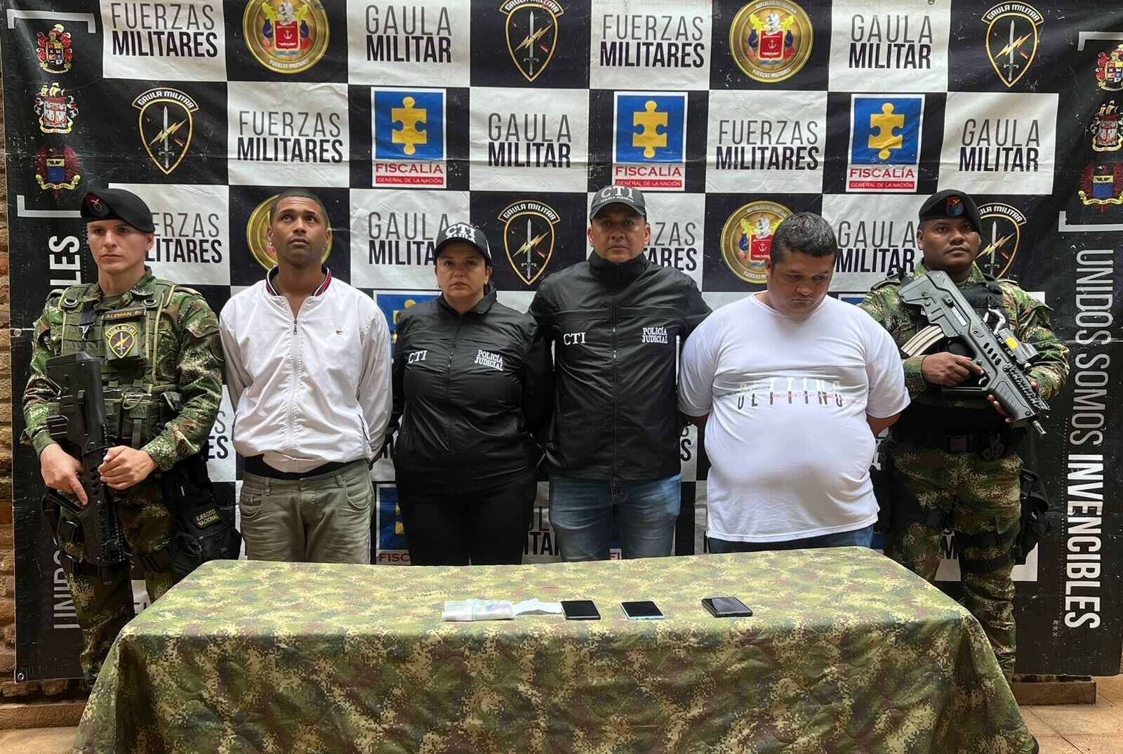 Los hombres fueron capturados a las afueras de un centro comercial del sur de la ciudad por el Gaula Militar. Foto: Ejército Nacional.