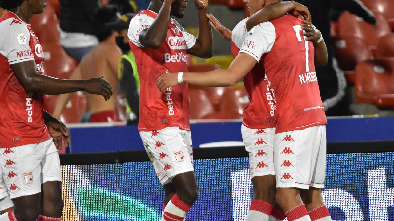 BOGOTÁ - COLOMBIA, 30-04-2022: Independiente Santa Fe y Jaguares de Córdoba en partido por la fecha 18 como parte de la Liga BetPlay DIMAYOR I 2022 jugado en el estadio Nemesio Camacho El Campín de la ciudad de Bogotá. / Independiente Santa Fe and Jaguares de Cordoba in match for the date 18 as part of BetPlay DIMAYOR League I 2022 played at Nemesio Camacho El Campin stadium in Bogota.Photo: VizzorImage / Felipe Caicedo / Staff