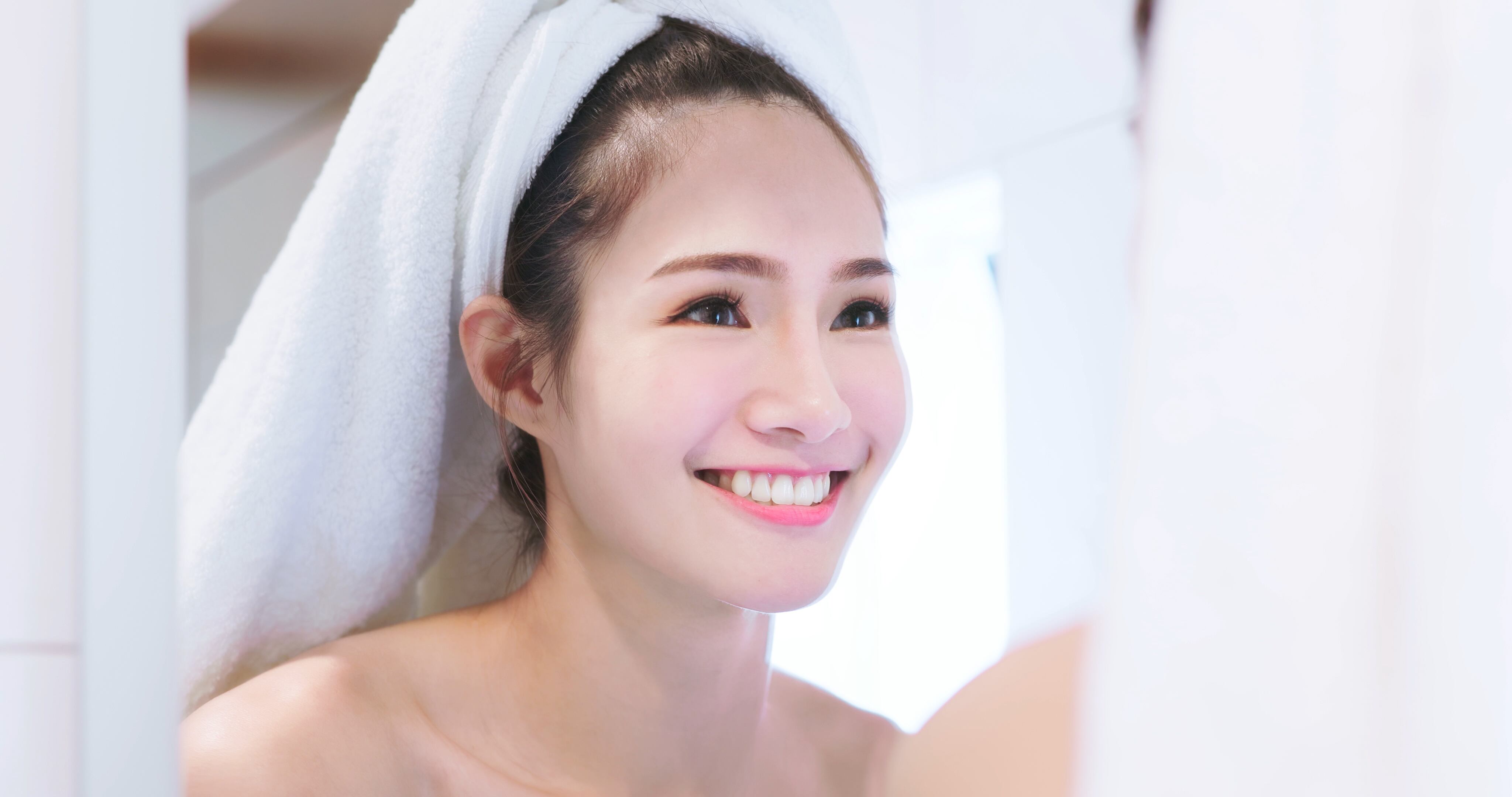 La preparación incluye pasos como cocinar arroz, mezclar con leche y miel, y añadir aceite de coco para obtener una fórmula rejuvenecedora y eficaz.