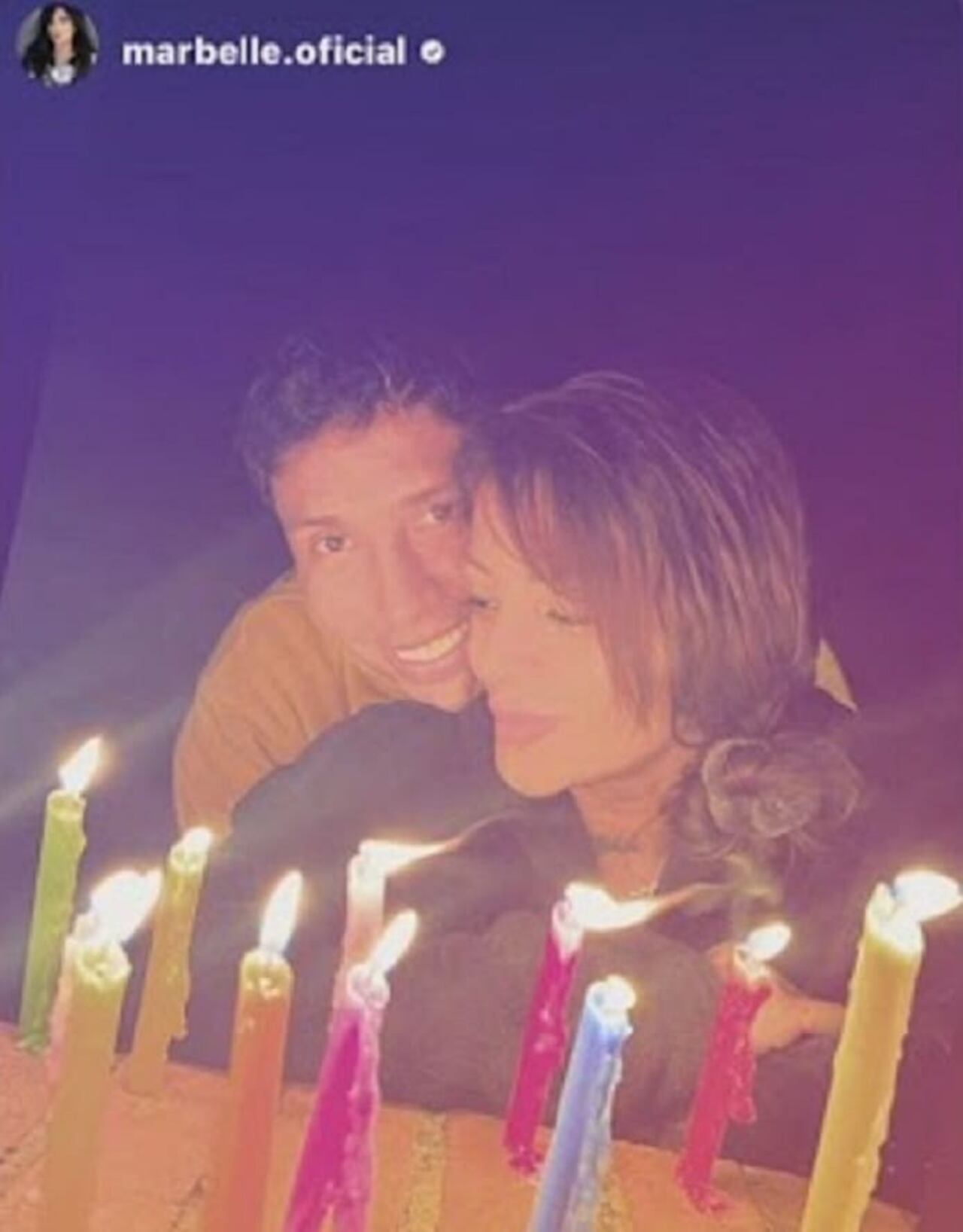 Marbelle con su pareja en el día de las velas. Cuenta X: @PuraCensuraOf
