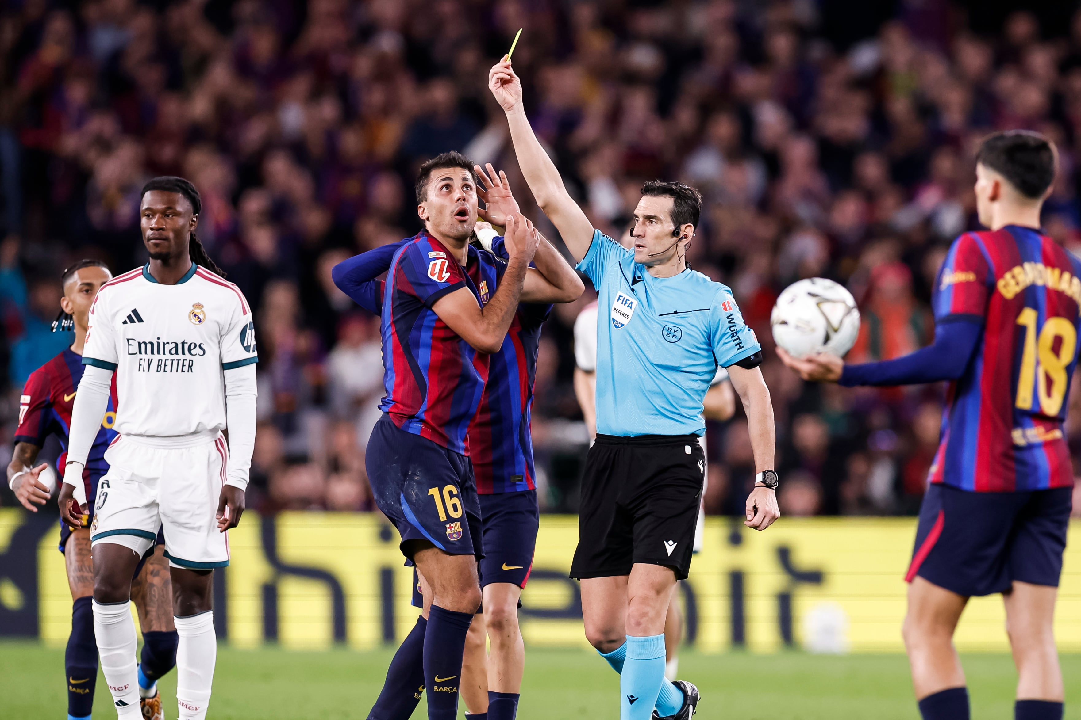 Juan Martínez Munuera, árbitro central del clásico Barcelona vs. Real Madrid
