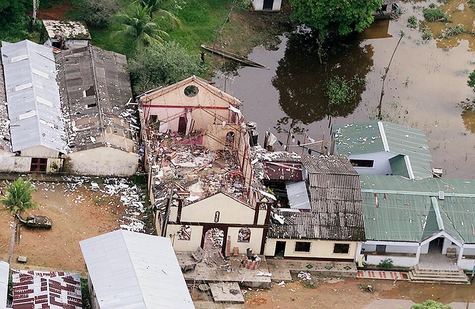 Bojayá, Chocó. 2 de mayo de 2002. En medio de un conflicto con las AUC, una pipeta lanzada por las Farc impactó  en la iglesia, murieron 79 personas, 13 más fueron asesinadas durante los enfrentamientos. (Foto: Ricardo Mazalán)