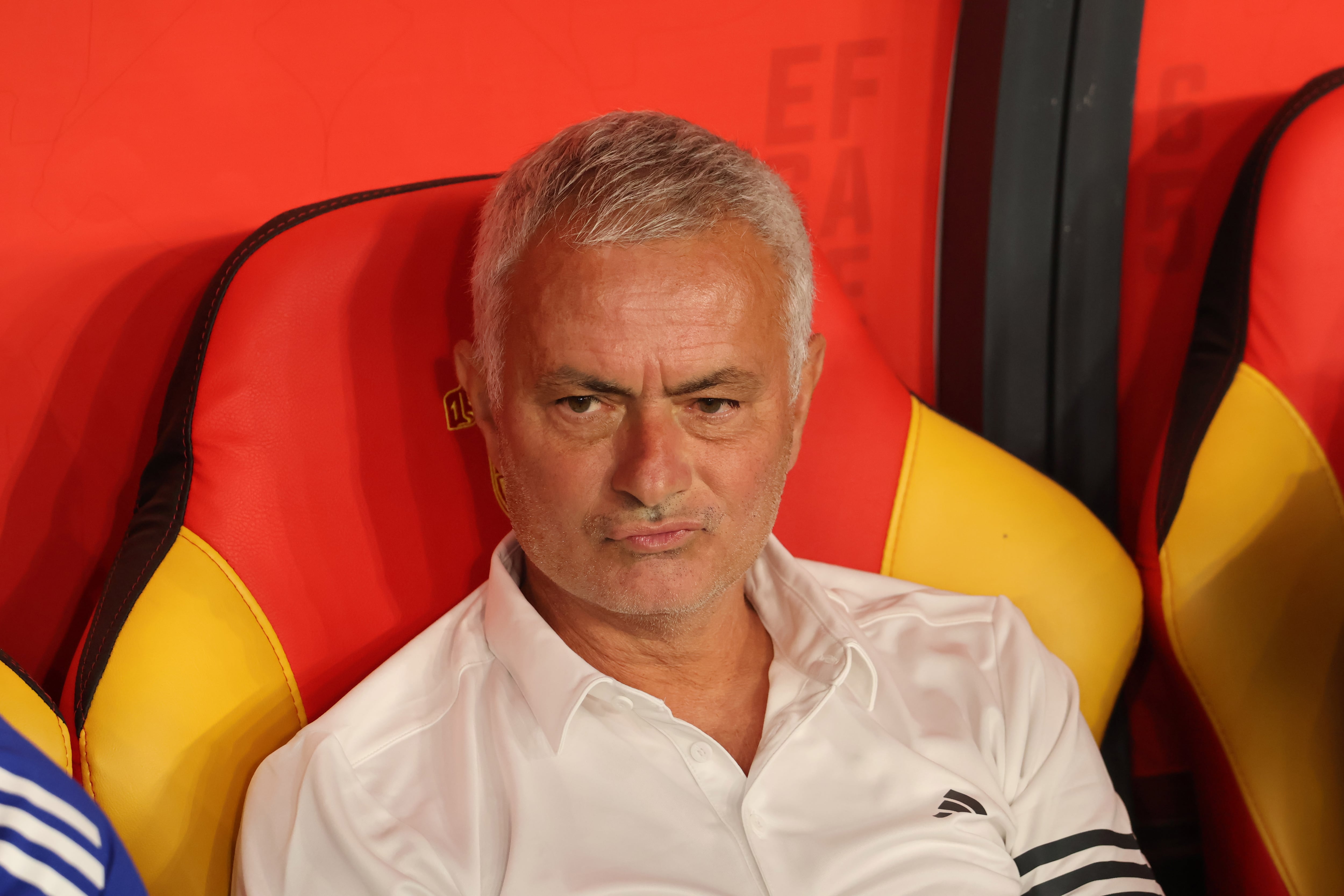 José Mourinho permanece sin trabajo después de su salida del fútbol de Turquía