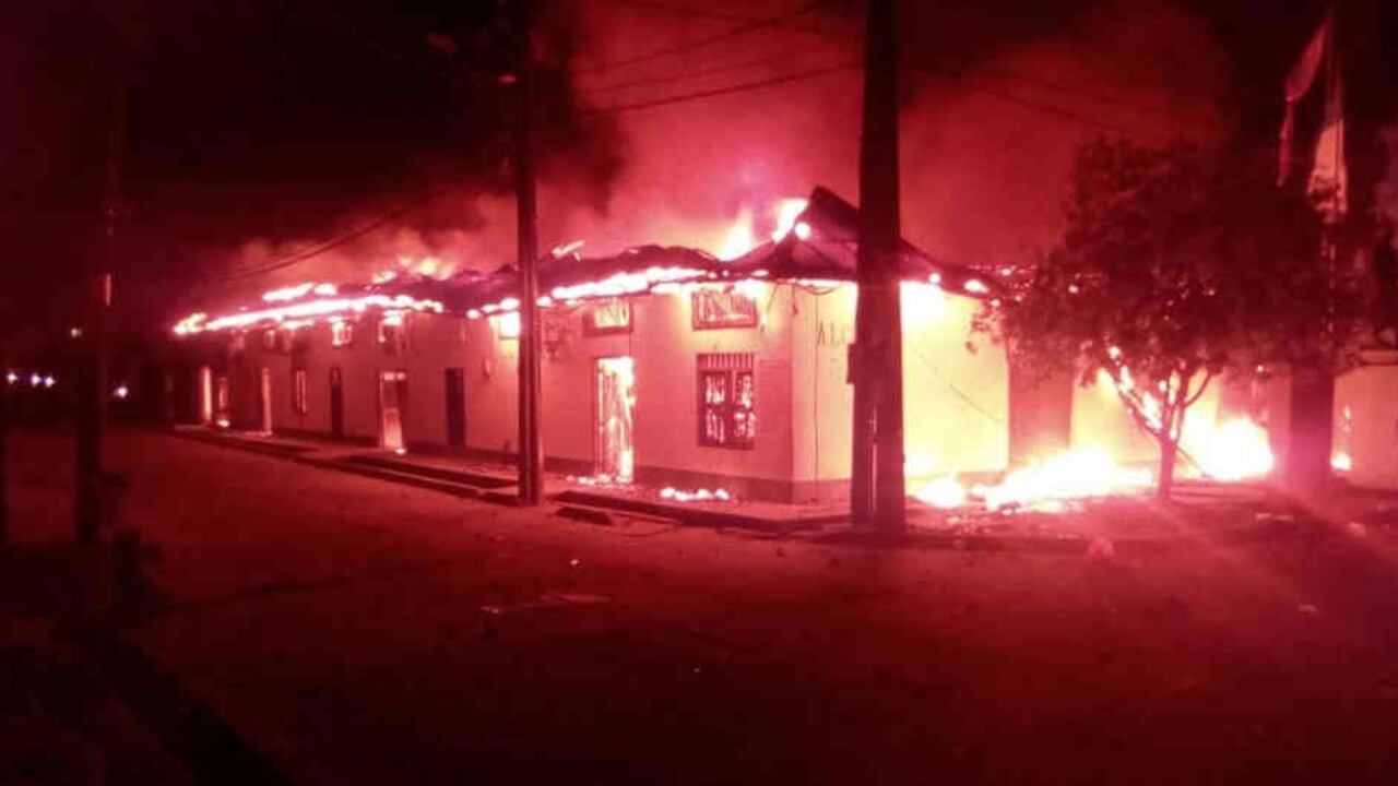 Desde la cuenta de Facebook de la administración indican que el 90% de la sede quedó destruida a pesar de la acción efectiva de los Bomberos.