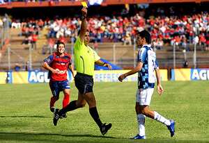 El árbitro Héctor Jairo Parra mostró 12 tarjetas amarillas: cinco al equipo local y seis para el visitante. Además expulsó a Frankie Oviedo, de Boyacá Chicó.