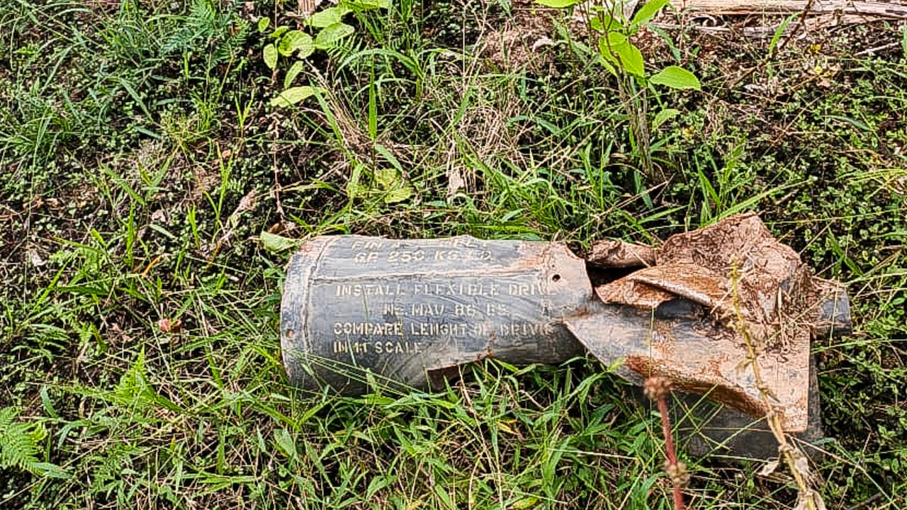 En la fotografía se observa un artefacto explosivo en el suelo, en la vereda El Amarradero, Nariño, cerca de la frontera con Ecuador, el 17 de marzo de 2026. (Foto de WILMAR GARZON MELENDES / AFP)