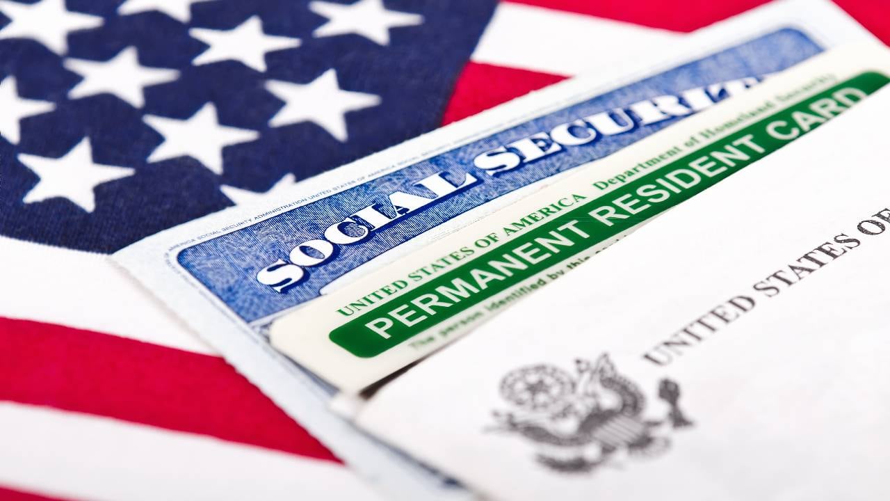 La primera etapa para renovar su 'Green card' consiste en diligenciar el Formulario I-90, que puede presentar de forma virtual o impresa.