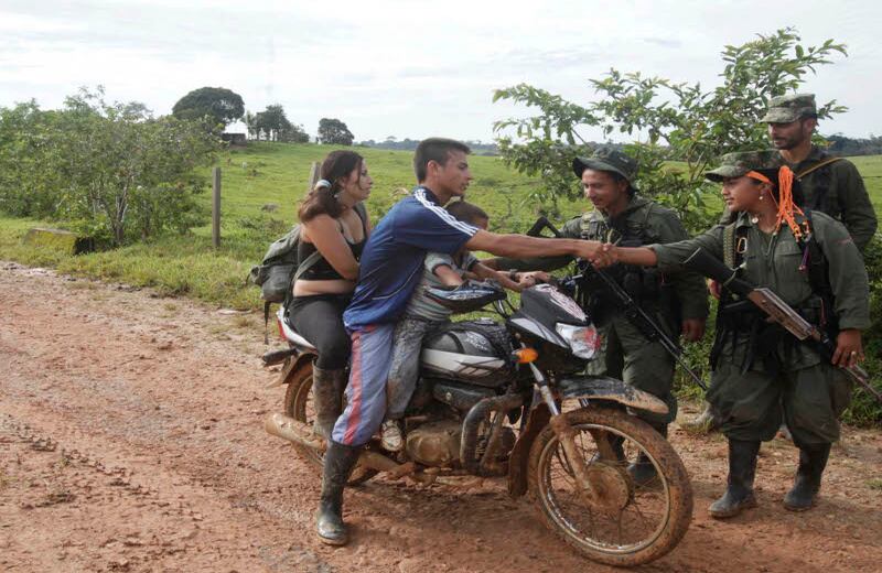 Durante la entrega del reportero la guerrilla abordó a los habitantes.