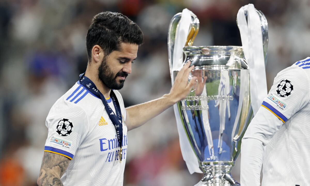 PARIS - Isco of Real Madrid with UEFA Champions League trophy, Coupe des clubs Champions Europeans during the UEFA Champions League final match between Liverpool FC and Real Madrid at Stade de Franc on May 28, 2022 in Paris, France. ANP | DUTCH HEIGHT | MAURICE VAN STONE (Photo by Getty Images/ANP)