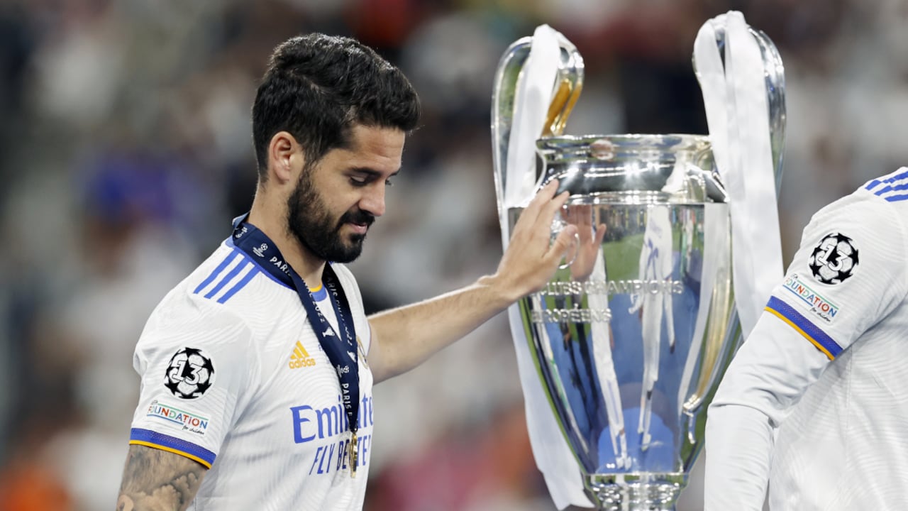 PARIS - Isco of Real Madrid with UEFA Champions League trophy, Coupe des clubs Champions Europeans during the UEFA Champions League final match between Liverpool FC and Real Madrid at Stade de Franc on May 28, 2022 in Paris, France. ANP | DUTCH HEIGHT | MAURICE VAN STONE (Photo by Getty Images/ANP)