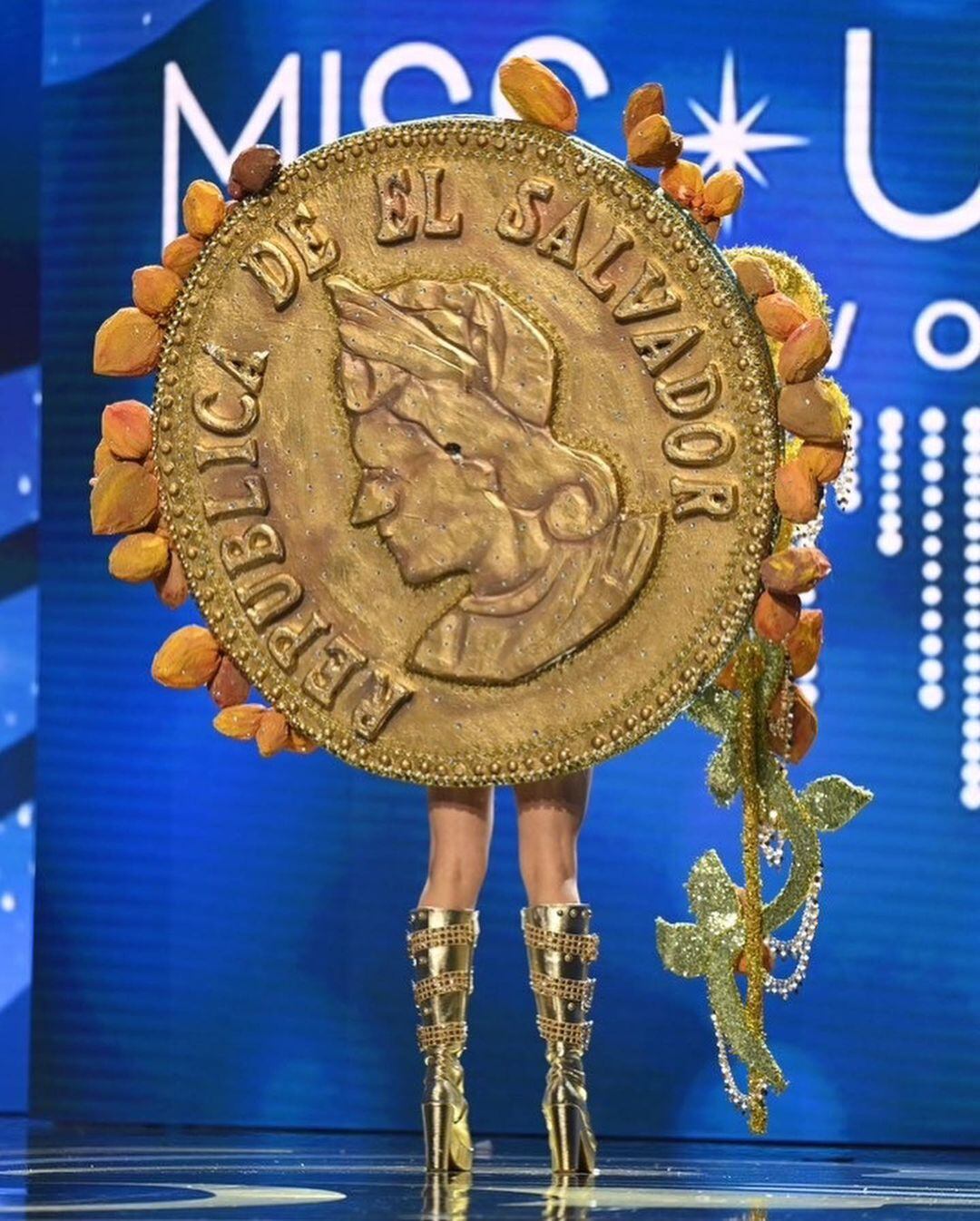 El cacao, el colón, el dólar y el bitcoin han sido las monedas oficiales de El Salvador. Foto: Instagram @francguerrero1.