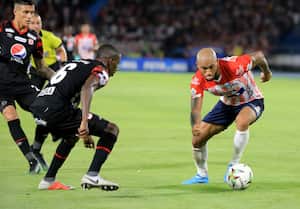 Freddy Hinestroza y Eber Moreno disputan el balón en el partido entre América y Junior disputado en el Metropolitano