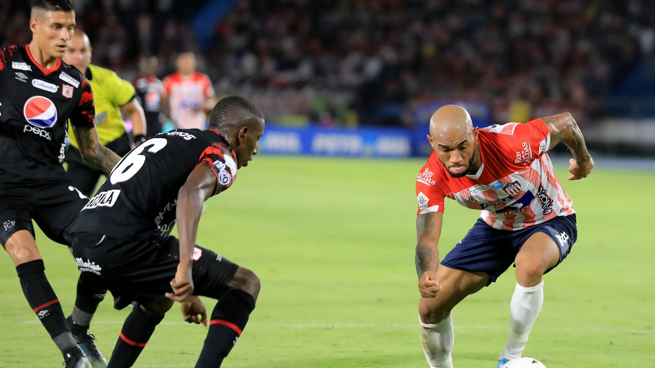 BARRANQUILLA - COLOMBIA, 20-02-2022: Fredy Hinestroza de Atletico Junior y Eber Moreno de America de Cali disputan el balon durante partido entre Atletico Junior y America de Cali de la fecha 8 por la Liga BetPlay DIMAYOR I 2022 jugado en el estadio Metropolitano Roberto Melendez de la ciudad de Barranquilla. / Fredy Hinestroza of Atletico Junior and Eber Moreno de Cali figth for the ball during a match between Atletico Junior and America de Cali of the 8th date for the BetPlay DIMAYOR I 2022 League played at the Metropolitano Roberto Melendez Stadium in Barranquilla city. / Photo: VizzorImage / Jairo Cassiani / Cont.