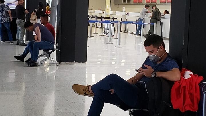 Cuatro veces fueron reprogramados los vuelos tras la afectación del rayo en un avión.