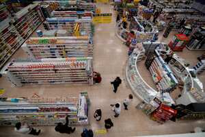 Imagen de referencia de personas haciendo compras en Bogotá (Foto de Sebastián Barros/NurPhoto vía Getty Images)