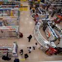 Imagen de referencia de personas haciendo compras en Bogotá (Foto de Sebastián Barros/NurPhoto vía Getty Images)