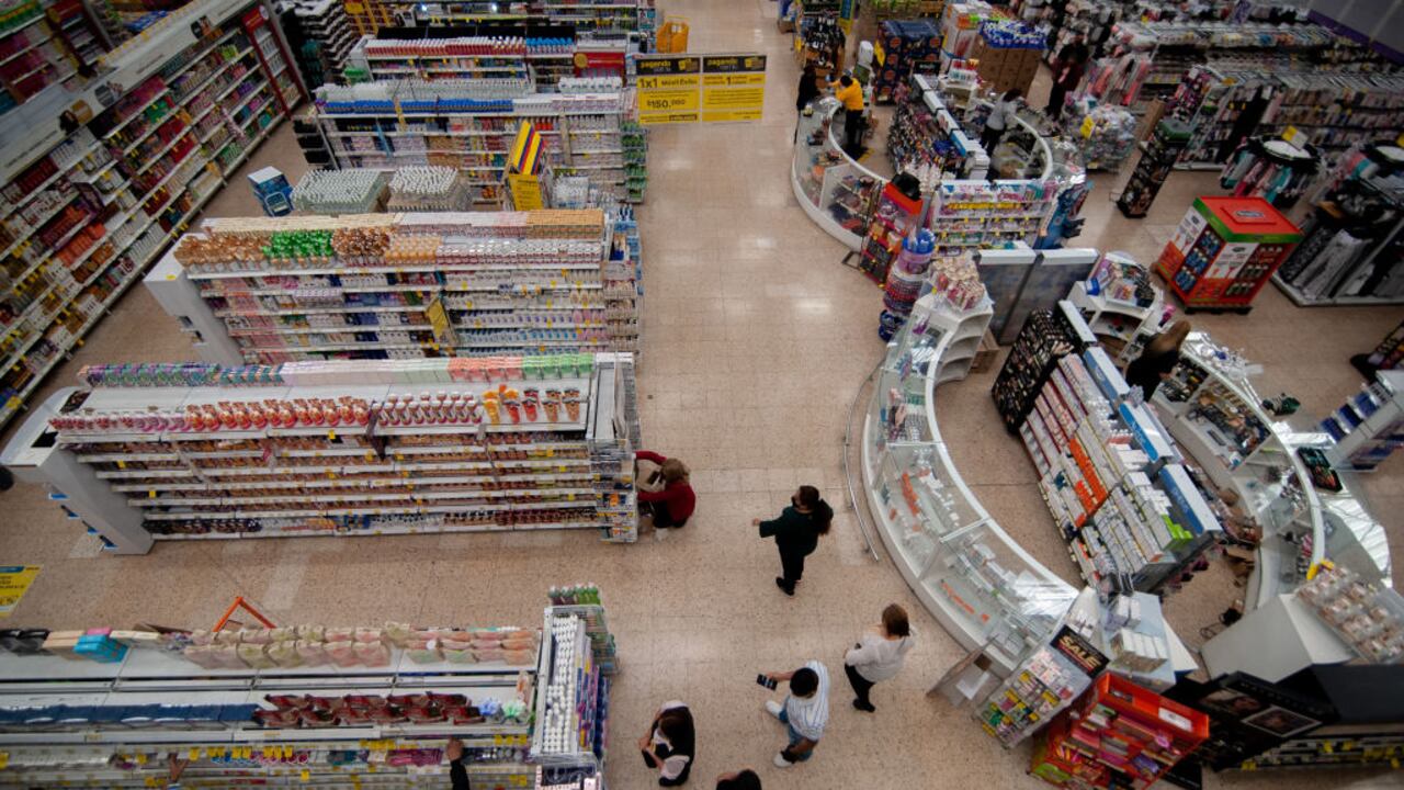 Imagen de referencia de personas haciendo compras en Bogotá (Foto de Sebastián Barros/NurPhoto vía Getty Images)