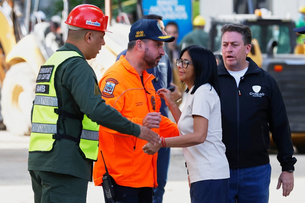 La presidenta interina Delcy Rodríguez visita una zona afectada por el terremoto donde los rescatistas buscan sobrevivientes en Caracas, Venezuela, el viernes 26 de junio de 2026, dos días después de que dos sismos sacudieran el país.