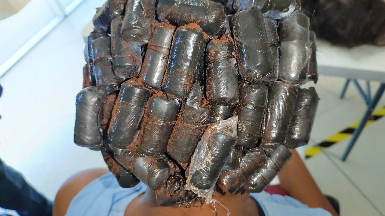 La Procuraduría de Panamá informó que las mujeres colombianas fueron arrestadas en el Aeropuerto Internacional de Tocumen en Panamá con presunta cocaína escondida bajo pelucas.