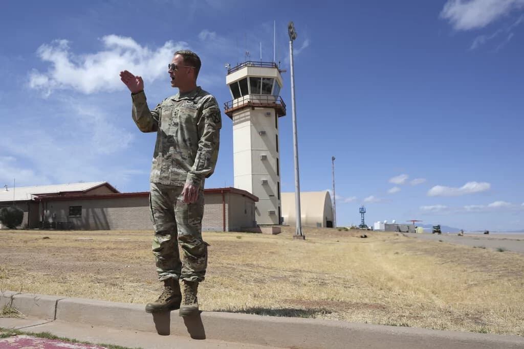 Militares estadounidenses inspeccionando vehículos cerca de la frontera, en una base operativa de Arizona.