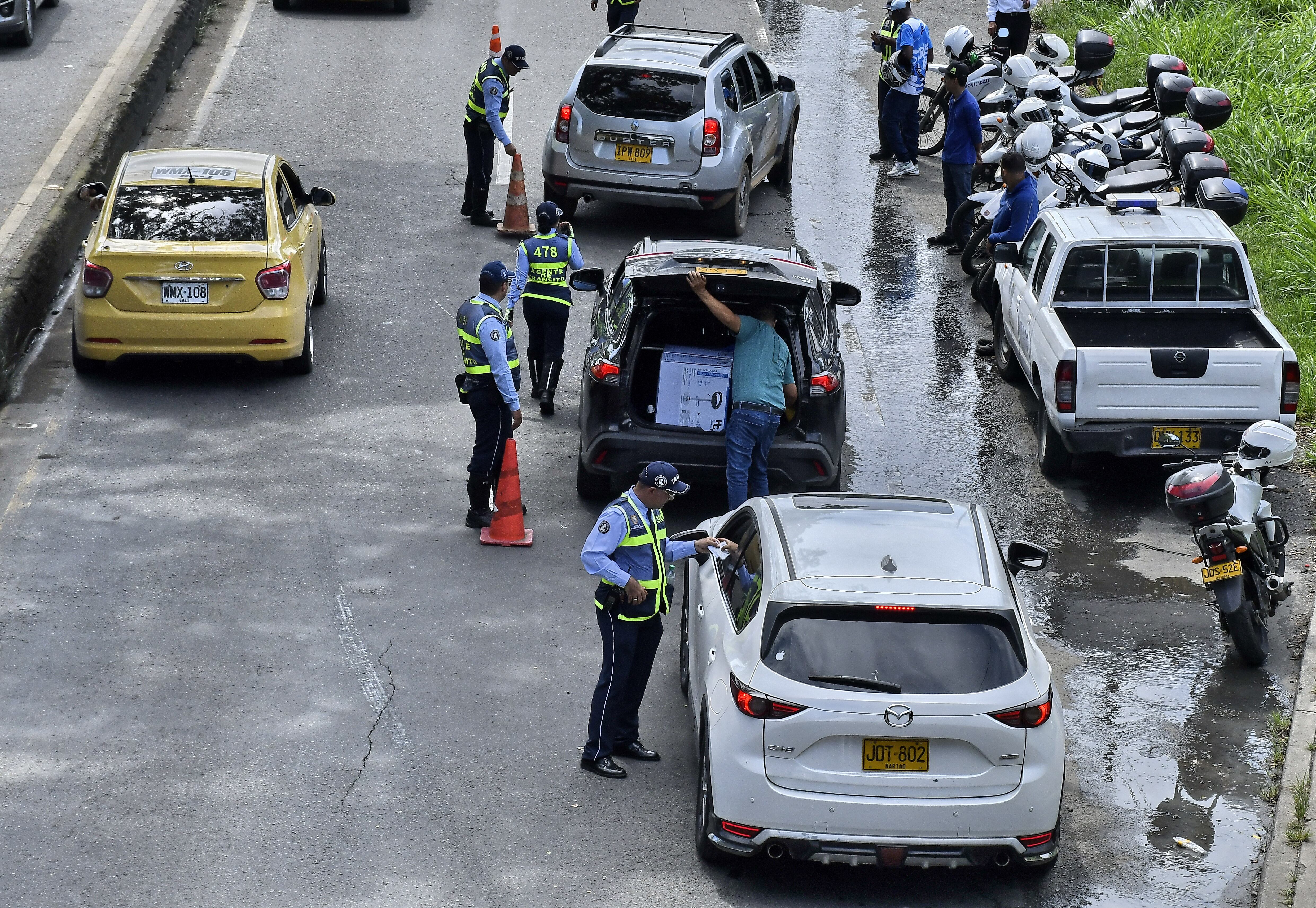 Las principales vías de ingreso y salida de Cali se encuentran totalmente monitoreadas por los agentes de tránsito de la ciudad, que establecieron puestos de control e hicieron un llamado a la precaución a la hora de conducir. La falta de documentación, el exceso de velocidad y el no uso del cinturón de seguridad son las principales causas de multas y llamados de atención. Fotos Raúl Palacios / El País.